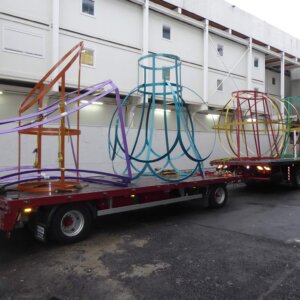 Gebogene Metallskulpturen aus CNS-Flachstahl, Sockel aus Brennplatten