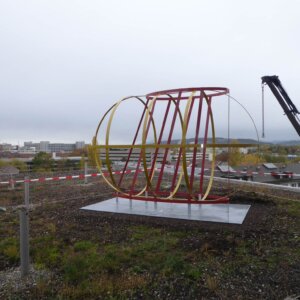 Gebogene Metallskulpturen aus CNS-Flachstahl, Sockel aus Brennplatten