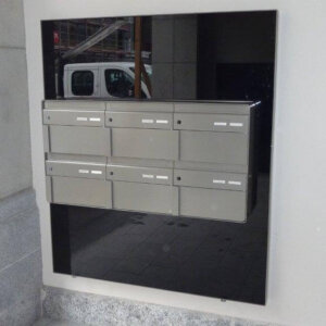 6er Briefkasten an Wand