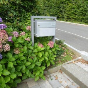 Briefkasten im Beet