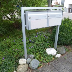 2er Briefkasten im Beet