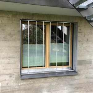 Fenstergitter bei Stahltreppe aus Flachstahl-Rahmen und Vierkant-Staketen