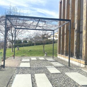Pergola für Kletterpflanzen aus Eckstützen und CNS-Drahtseilen