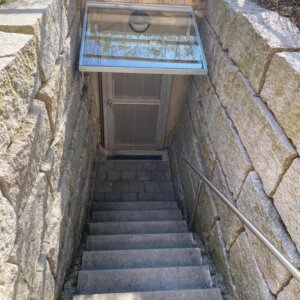 Vordach aus Winkelstahl und Glasfüllung