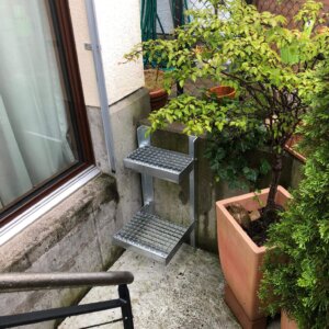 Klapptritt aus Stahlwinkel mit eingeschweissten Spezial-Klapp-Treppentritte