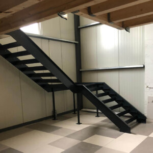 Stahltreppe aus Laserblech, Flachstahl und Vierkantrohr