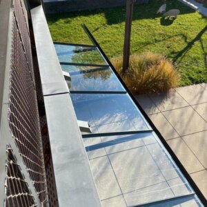 Glas-Vordach aus Winkel- und T-Stahl