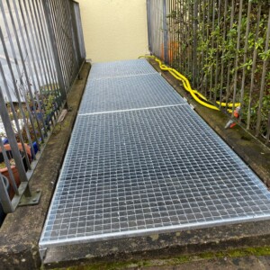 Begehbares Gitter bei Treppenabgang