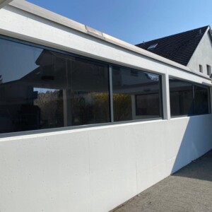 Windschutzwände mit Glasfüllung mit grauer Farbfolie