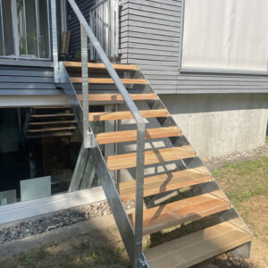 Handlauf aus Flachstahl an Gartentreppe