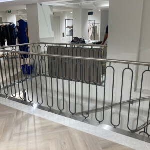 Galeriegeländer mit Stakete als Endlosschlaufe aus CNS-Vierkant
