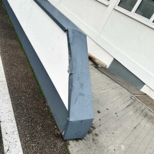 Brüstungsblechschaden