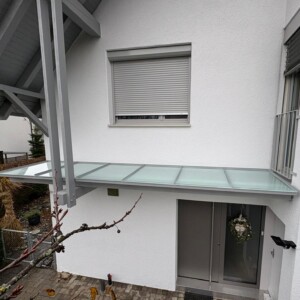 Neues Vordach (anstelle von Balkon)