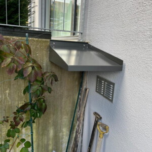 Kleines Vordach aus Alu-Blech