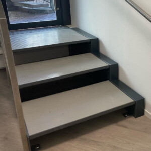 Neues Trittschutzblech bei Treppe