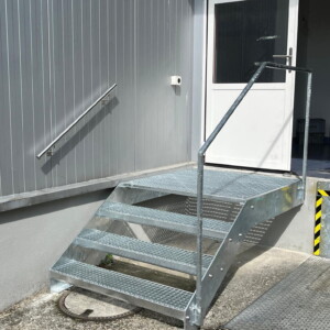 Neue Zugangstreppe mit Geländerhandlauf