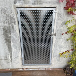 Neue Türe aus Winkelstahl, Lochblech und Stossriegel