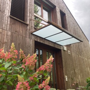 Neues Vordach aus Winkel- und T-Stahlprofilen