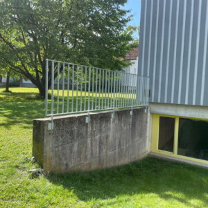 Neues feuerverzinktes Geländer aus Flachstahl