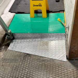 Rampen-Abschluss aus Riffelabkantblech