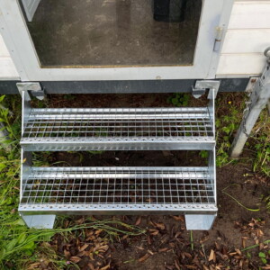 Treppe aus Gitterrosttritten und Flachstahlwangen für Jugend-Bauwagen