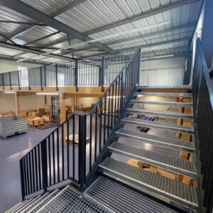 Treppen- und Rücklaufgeländer mit Gitterrosttritte