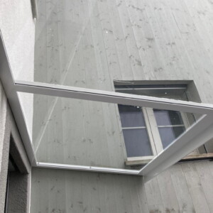 Neues Vordach mit Rahmen aus rundumlaufendem Winkelstahlprofil und VS-Glas
