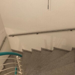 Neue CNS-Handläufe für Treppenhaus