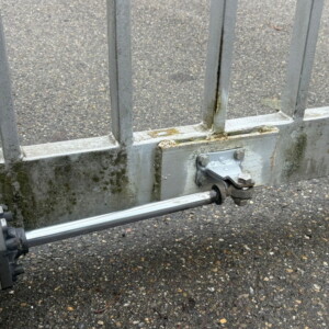 Neuer Halter hergestellt und montiert