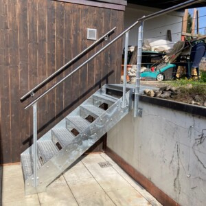 Treppe mit Geländerhandlauf und Absturzsicherung zur Dachterrasse